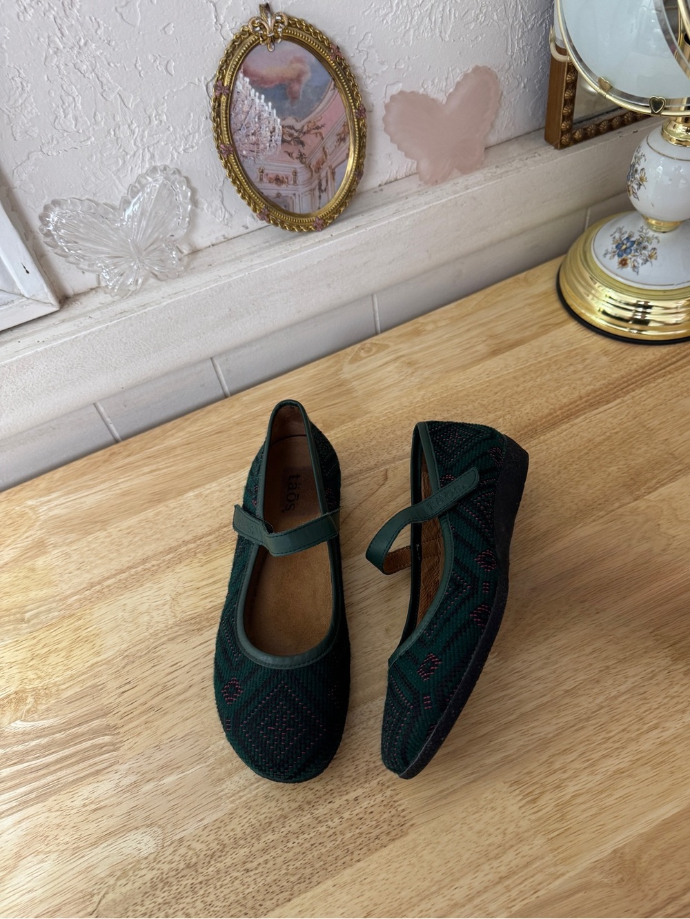 Taos Green Woven Mary Jane Flats Size 6 Artsy Y2K
Classic Comfort - Picture 1 of 12